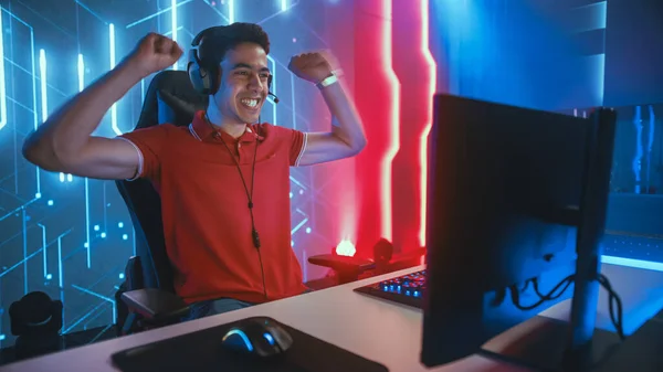 Professional eSports Gamer Παίζοντας σε Computer Video Games, το Happy and Cheerfully γιορτάζει τη νίκη και την επιτυχία. Online τουρνουά Cyber Championship. Προφίλ ημι-πλευρικής προβολής — Φωτογραφία Αρχείου