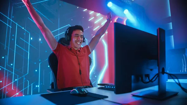 Profesjonalny gracz eSports gra w komputerowych grach wideo, szczęśliwie i wesoło świętuje zwycięstwo i sukces. Online Turniej Cyber Championship. Zdjęcia portretowe — Zdjęcie stockowe