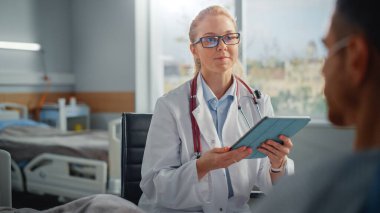 Hastane Koğuşu: Yatak Kafkasyalı Erkek Hasta Deneyimli Kadın Doktor Açıklama Testi Sonuçlarını Dinliyor, Tavsiye Veriyor, Kullanılmış Tablet Bilgisayar Veriyor. Başarılı Cerrahi ve Hastalıktan Sonra İyileşen Adam
