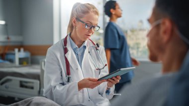 Hastane Koğuşu: Yatak Kafkasyalı Erkek Hasta Deneyimli Kadın Doktor Açıklama Testi Sonuçlarını Dinliyor, Tavsiye Veriyor, Kullanılmış Tablet Bilgisayar Veriyor. Başarılı Cerrahi ve Hastalıktan Sonra İyileşen Adam