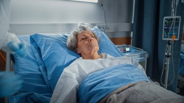 Hastane Koğuşu: Yatakta Uyuyan Güzel Yaşlı Kadın Portresi, Hastalık ve Başarılı Ameliyattan Sonra Tamamen İyileşme. 