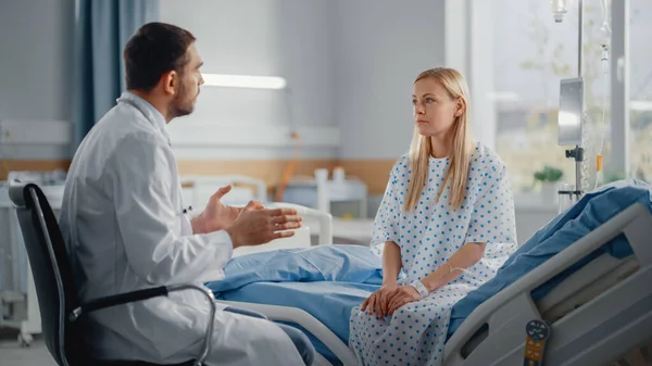 병원 워드 : Bed Caucasian Female Patient Listens to experienced Doctor who Explains Test Results, Gives Advice, Prescribes Medicine. 성공적 인 수술 후 회복되고 있는 여성, 질병 — 스톡 사진