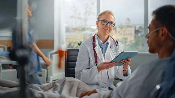 Hospital Ward: Resting in Bed Caucasian Male Patient Listens to Experienced Female Doctor Explaining Test Results, Gives Advice, Used Tablet Computer. Man Recovering after Successful Surgery, Sickness — Stock Photo, Image