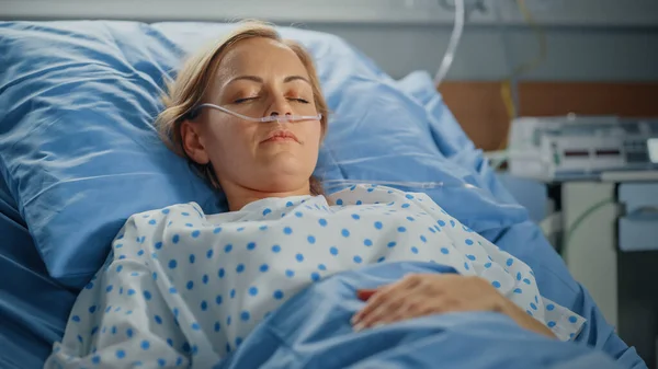 병원 워드: 아름다운 젊은 여성 이 침대에서 자는 모습, 병 후 완전 히 회복하는 모습. 행복 한 장래를 꿈꾸는 여성 환자. — 스톡 사진