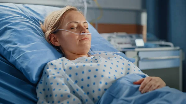 Hospital Ward: Portret van mooie jonge vrouw slapen in bed, volledig herstellen na ziekte. Vrouwelijke patiënt droomt over haar gelukkige gezonde toekomst. — Stockfoto