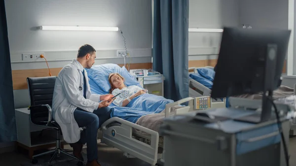 Ziekenhuisafdeling: in moderne apparatuur Klinische chirurg met behulp van Tablet Computer Consulting Patiënt herstellen na succesvolle chirurgie in bed. Moderne geavanceerde high-tech medisch centrum — Stockfoto