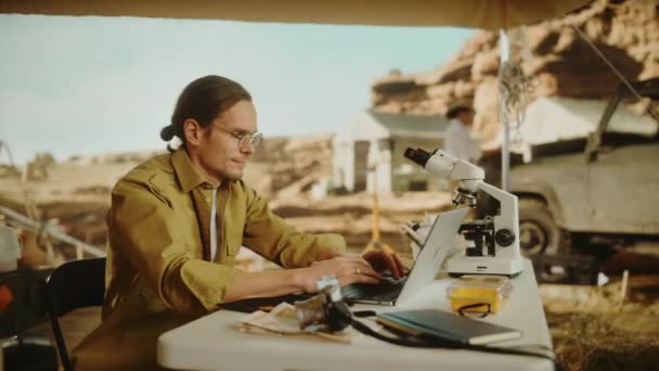 Археолог с помощью компьютера — стоковое видео