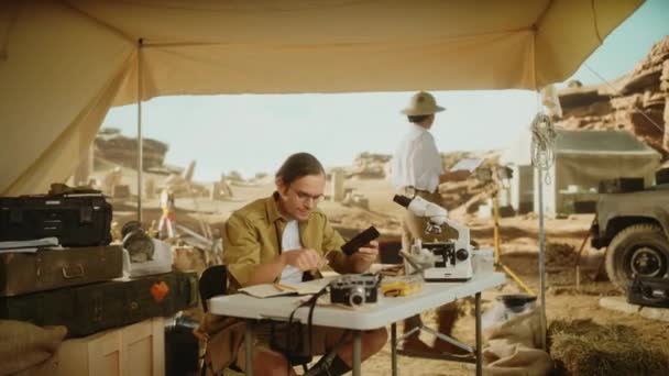 Археолог с помощью смартфона — стоковое видео