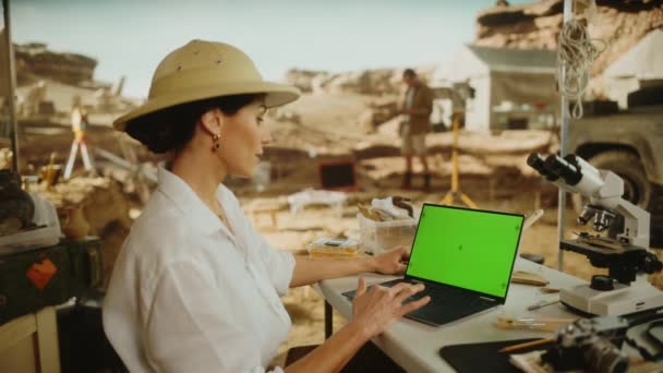 Notebook archeolog zelené obrazovky — Stock video