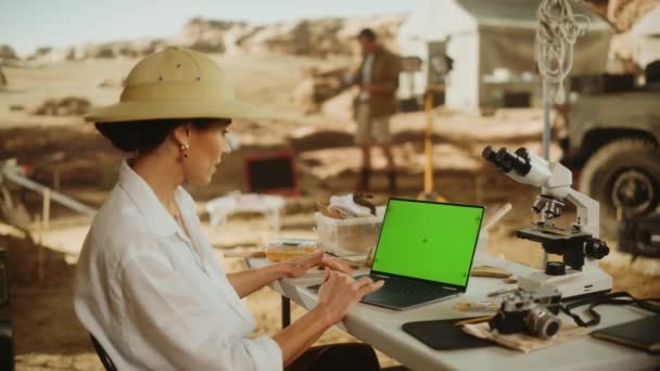 Archeologe groen scherm laptop — Stockvideo