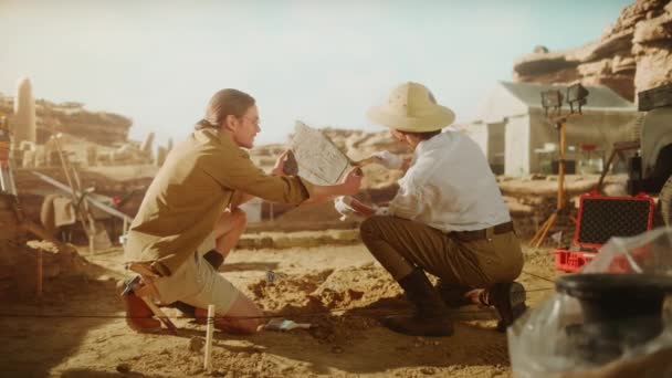 Archaelogical ásatás helyén Az emberek dolgoznak — Stock videók