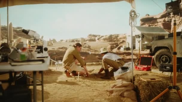 Sitio de excavación arqueológica La gente trabaja — Vídeos de Stock