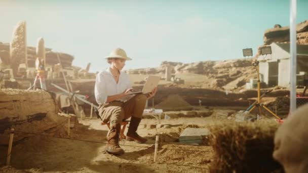 Археолог использует ноутбук — стоковое видео