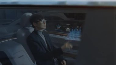 Gelecekçi Otonom Otomobilde Japon İşadamı