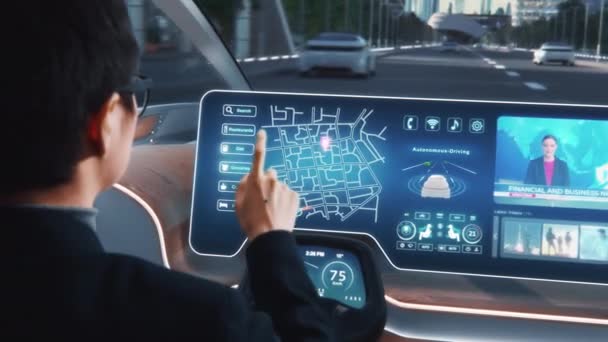 Empresario japonés en coche autónomo futurista — Vídeo de stock