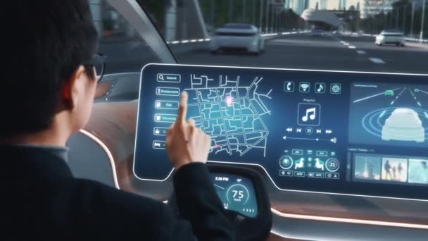Gelecekçi Otonom Otomobilde Japon İşadamı — Stok video