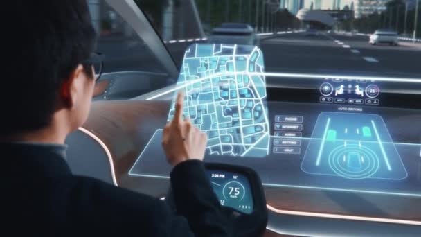 Empresario japonés en coche autónomo futurista — Vídeo de stock