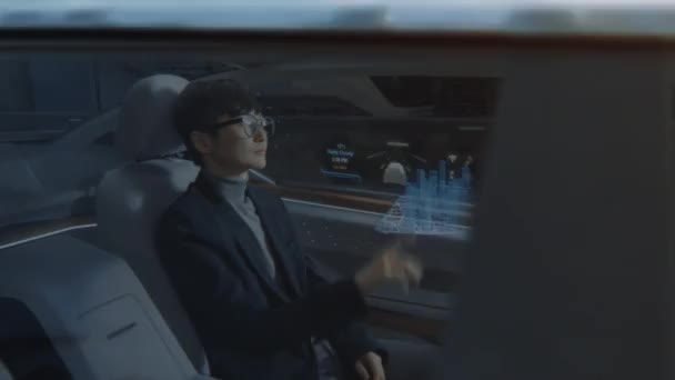 Empresario japonés en coche autónomo futurista — Vídeo de stock