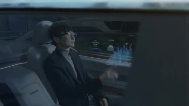 Homme d'affaires japonais en voiture autonome futuriste — Video