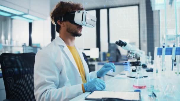 Ученый рассматривает цепочку ДНК виртуальной реальности — стоковое видео