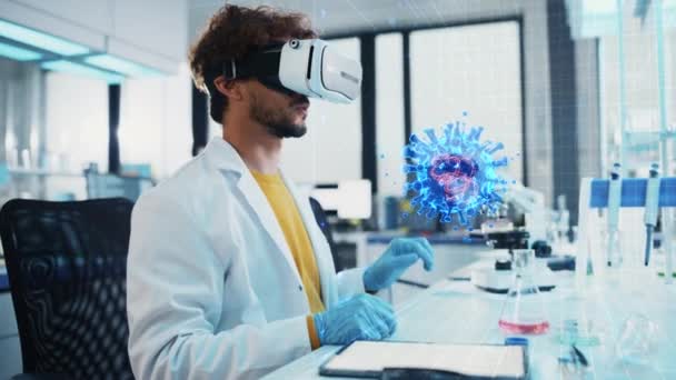 Ученый, изучающий ДНК вируса виртуальной реальности — стоковое видео