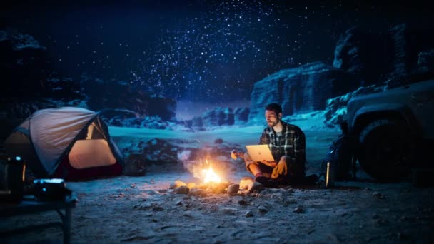 Camp Night Man Laptop — 图库视频影像