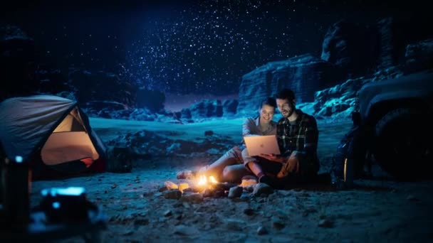 Camping Night Couple Using Laptop — Vídeo de Stock