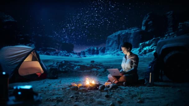 Camp Night Woman Laptop — стокове відео