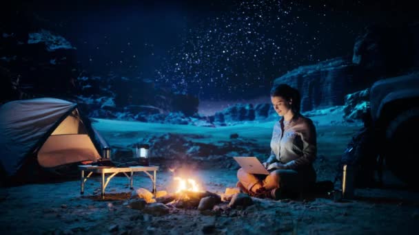 Camp Night Woman Laptop — Stock video