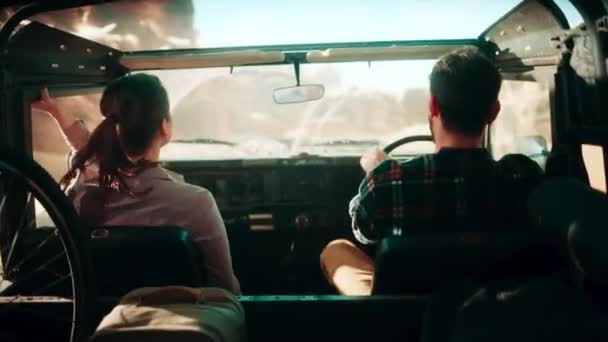 Couple Travelers Riding in Car Desert — Vídeo de stock