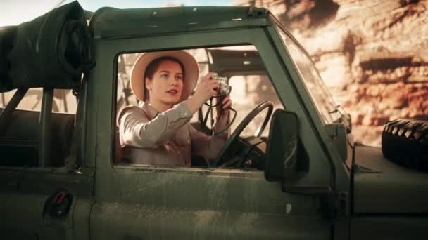 Explorer woman in Car Portrait — стоковое видео