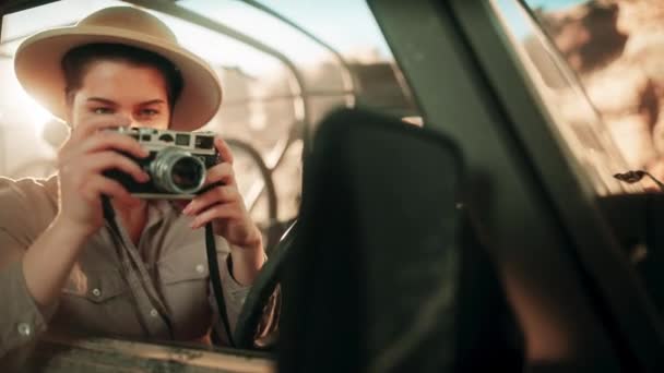 Female Traveler Photographer — Vídeo de stock