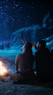 Dikey Video Çifti Kamp Gecesi