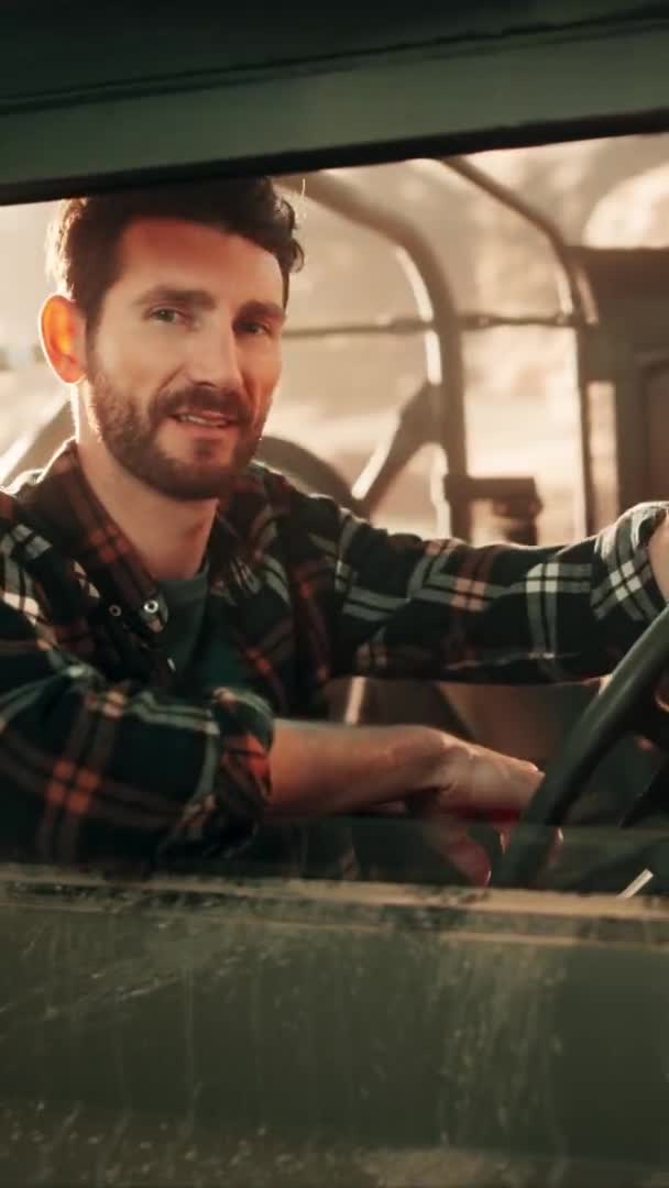 Függőleges Video Man Vezető autó portré — Stock videók