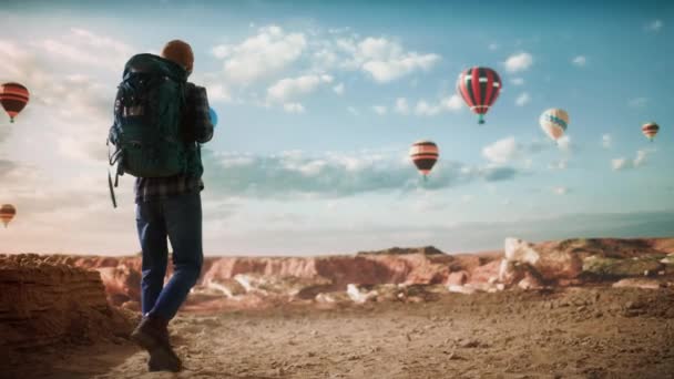 Turista em Hot Air Balloon Sight em Canyon — Vídeo de Stock