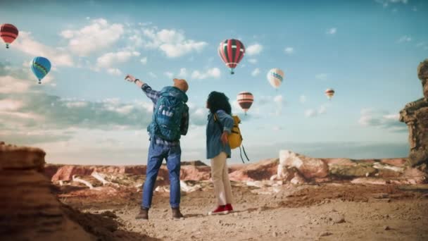 Diversa pareja de turistas en globo aerostático en Canyon — Vídeos de Stock