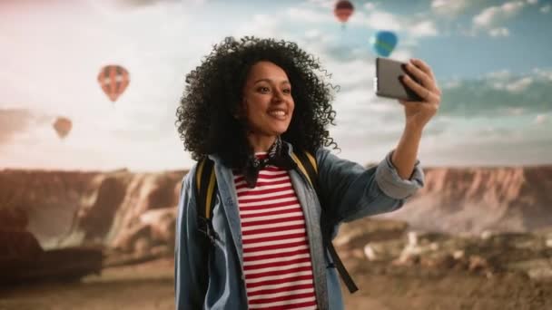 Emocionado Latino Feminino Turista em Vídeo Call on Smartphone — Vídeo de Stock