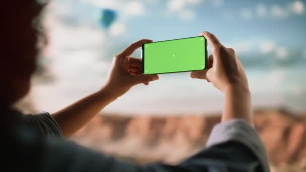 Женский туристический каньон с зеленым экраном смартфона — стоковое видео