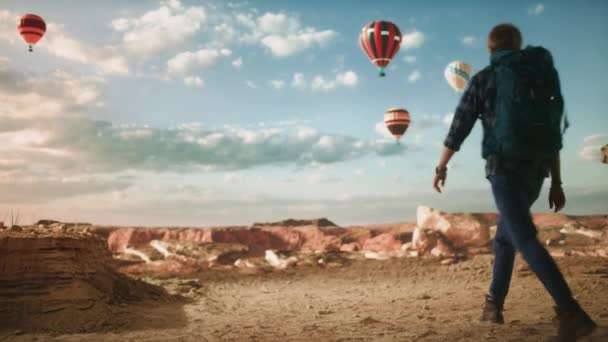 Turista a Hot Air Balloon Vista a Canyon — Video Stock