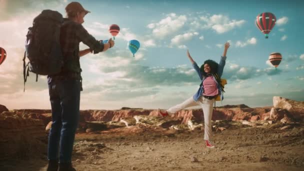 Diversa pareja de turistas en globo aerostático en Canyon — Vídeos de Stock