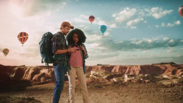 Diversa pareja de turistas en globo aerostático en Canyon — Vídeos de Stock