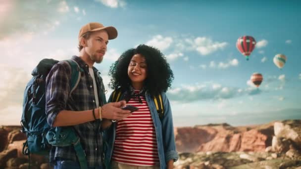 Diversa pareja de turistas en globo aerostático en Canyon — Vídeo de stock