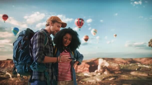 Vielseitiges Touristenpaar bei Heißluftballon-Anblick in Canyon — Stockvideo