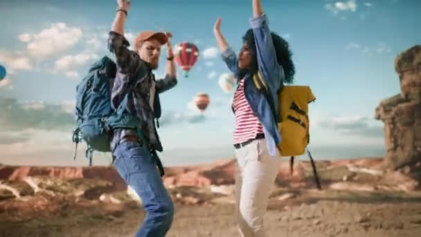 Couple touristique diversifié à Hot Air Balloon Sight à Canyon — Video