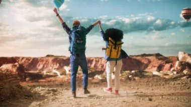 Sıcak Hava Balonu Kanyonu 'nda Çeşitli Turist Çifti