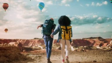 Sıcak Hava Balonu Kanyonu 'nda Çeşitli Turist Çifti