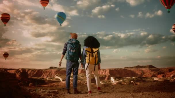 Vielseitiges Touristenpaar bei Heißluftballon-Anblick in Canyon — Stockvideo