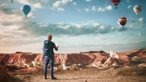 Muotokuva nuori mies turisti kanjonissa kartalla — kuvapankkivideo