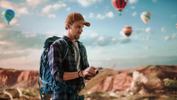 Retrato Jovem Turista Masculino em Canyon com Mapa — Vídeo de Stock