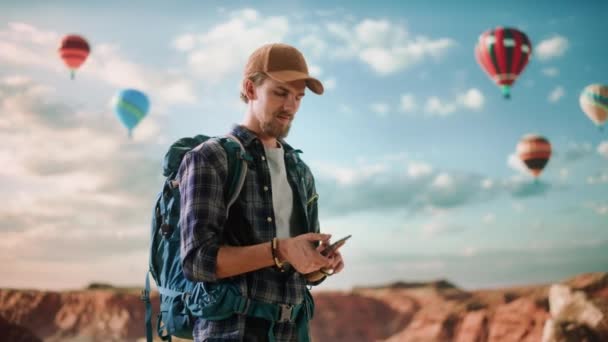 Ung Man Turist Använda smartphone i Canyon — Stockvideo